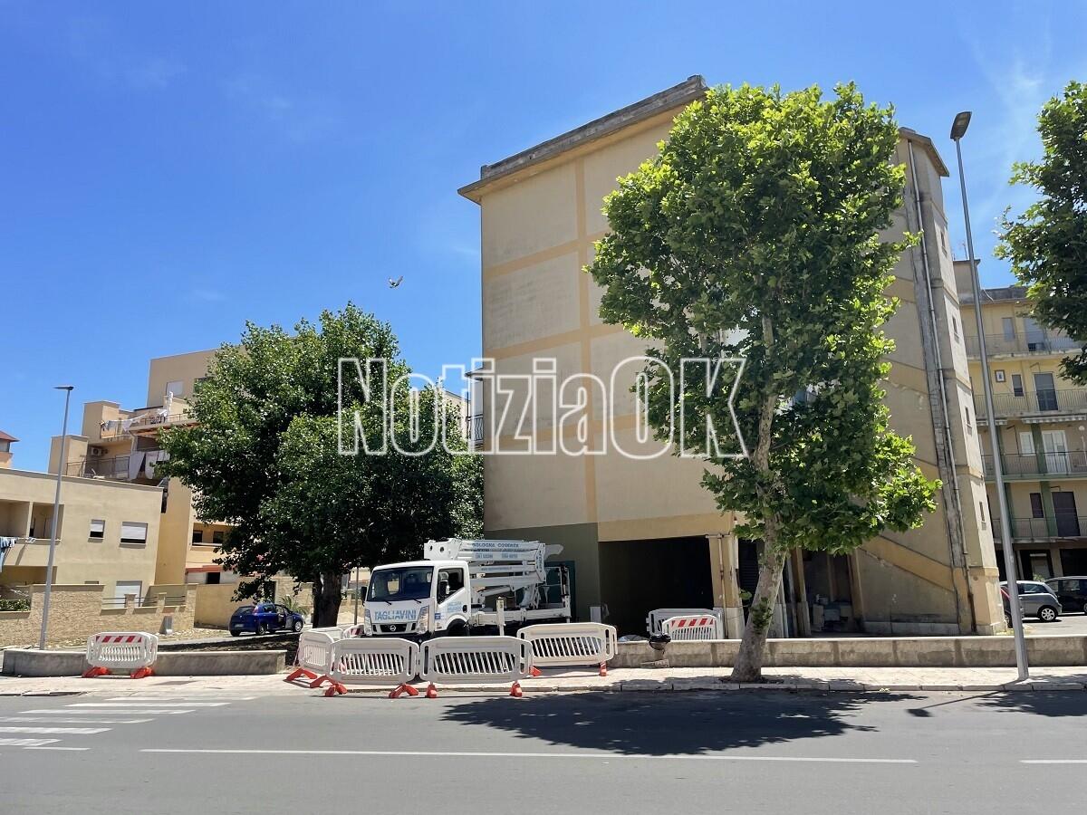 Crotone - Lo sguardo di Pitagora su Fondo Gesù, nasce un nuovo murale - 