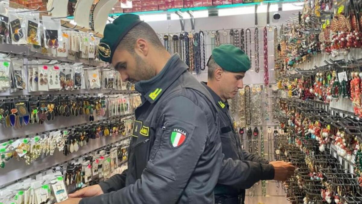 Merce non sicura e dannosa, sequestrati oltre 63 mila prodotti in Calabria - 