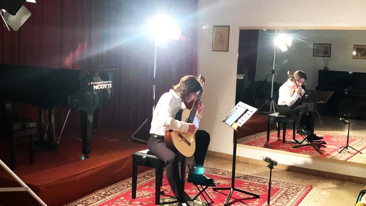 Crotone - Oltre 50 minuti di musica con il chitarrista Vincenzo Albini - 