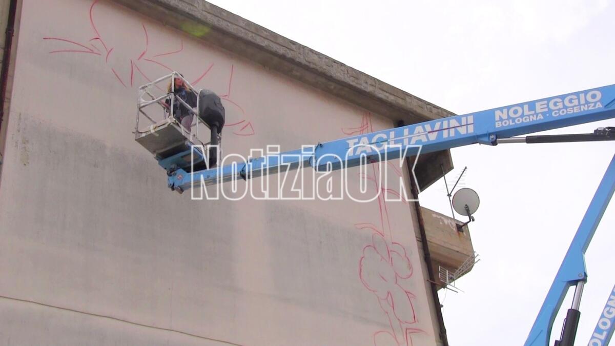 (VIDEO) Nelle periferie di Crotone il Milone di Rodriguez e la donna di Kitsune raccontano la bellezza - 