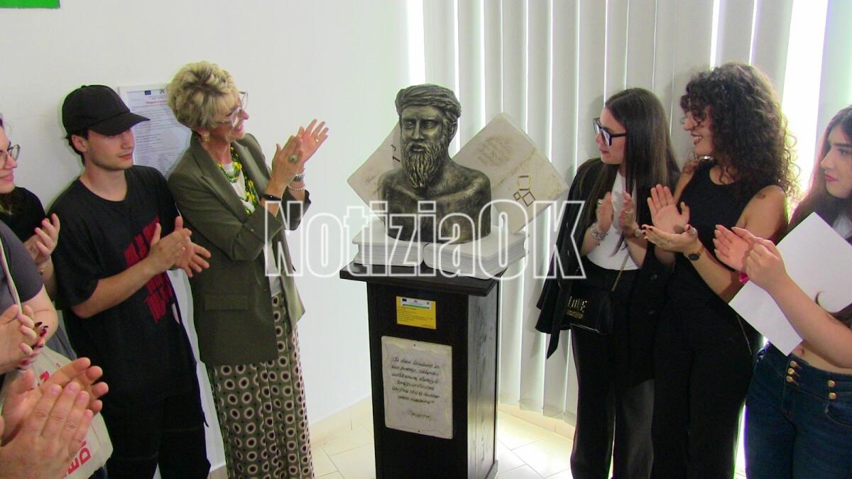 Crotone - In Prefettura, crocevia di umanità, la statua di Pitagora il sapiente - 