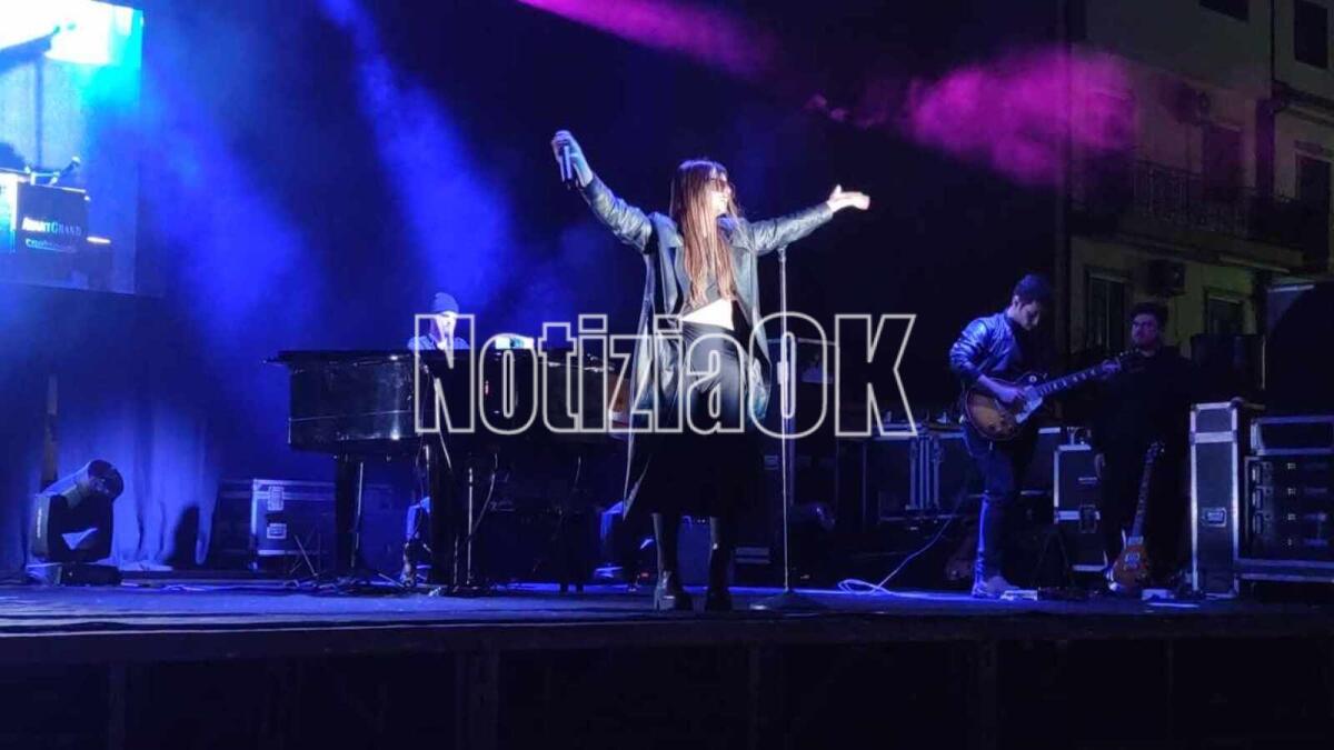 (Foto) Dolcenera in concerto: a Isola C.R. Piazza del Popolo si infiamma a ritmo di musica - 