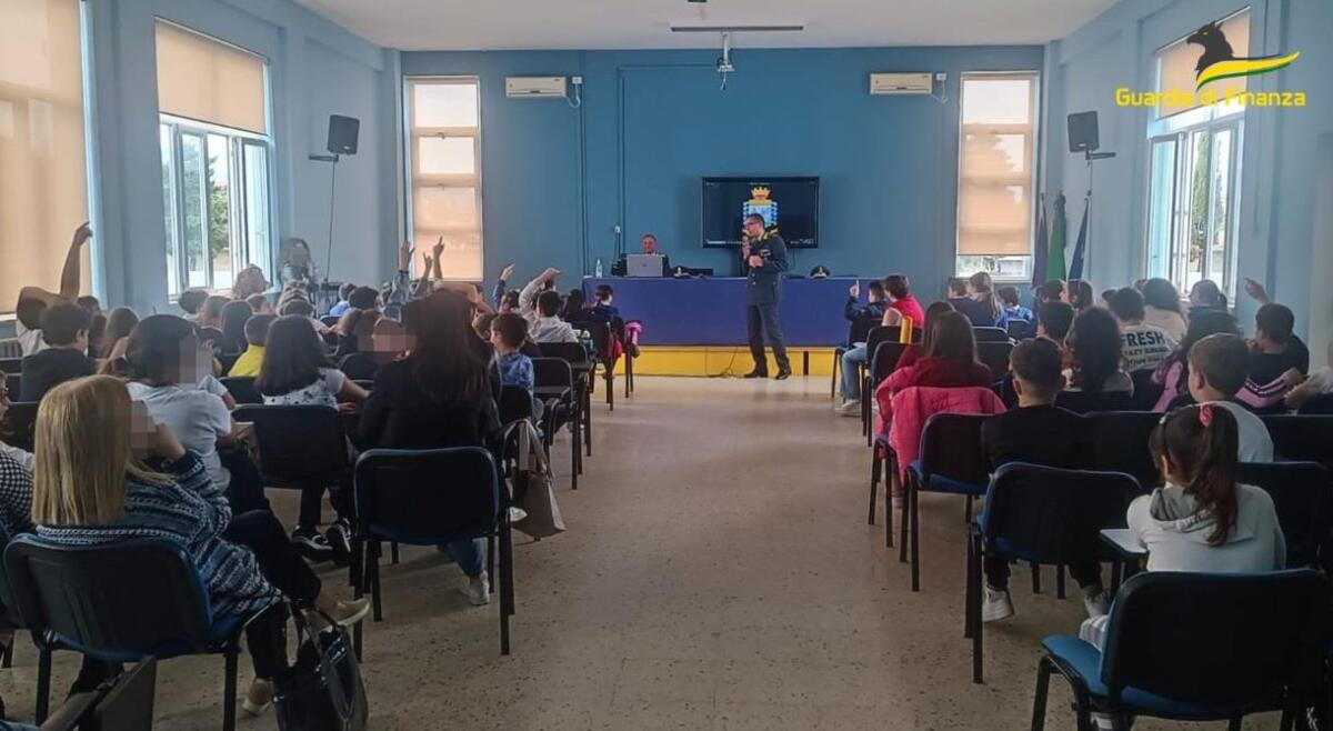 Cosenza - La Guardia di Finanza nelle scuole per il progetto di educazione finanziaria - 