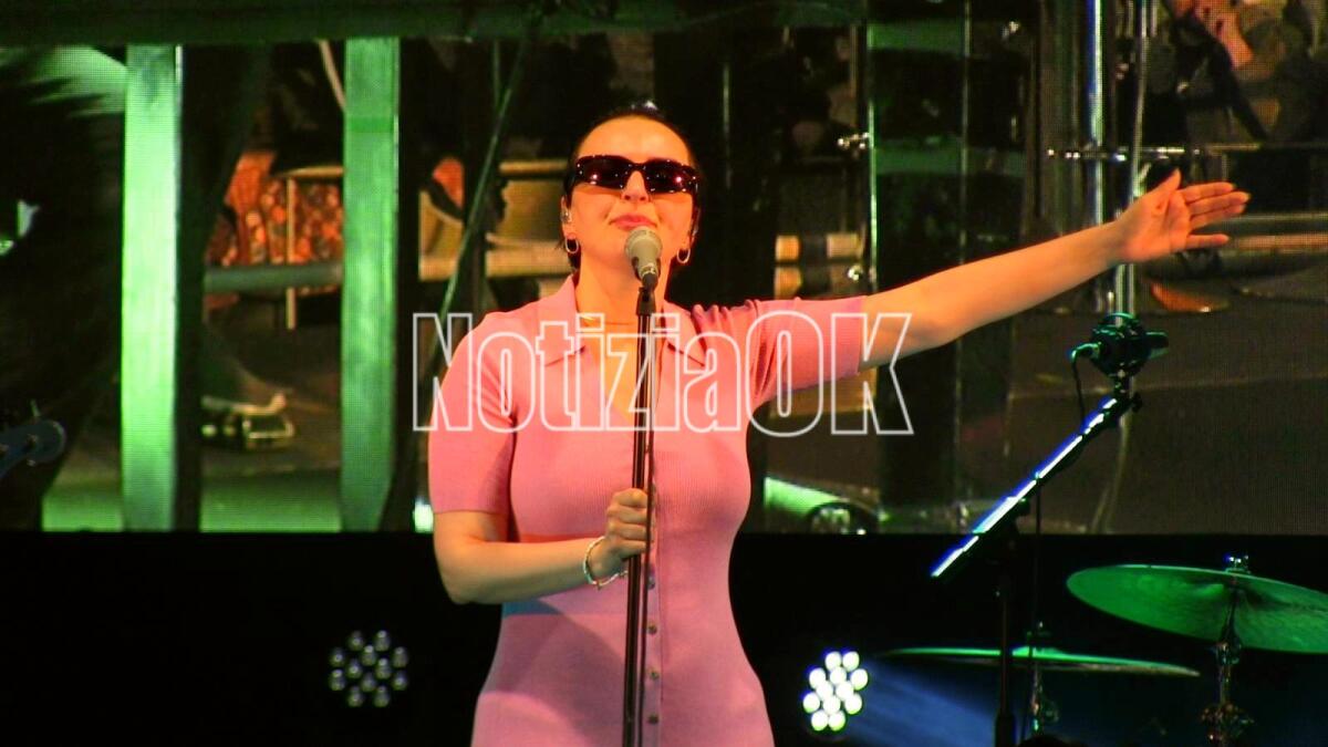 (VIDEO) Crotone, pienone in Piazza Pitagora per Arisa - 