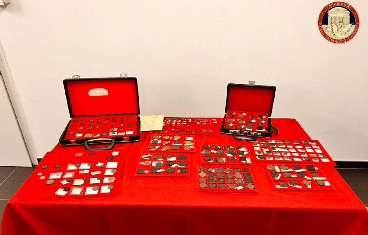 Calabria, restituiti dai Carabinieri allo Stato dei beni culturali: recuperate 253 monete e vari reperti - 