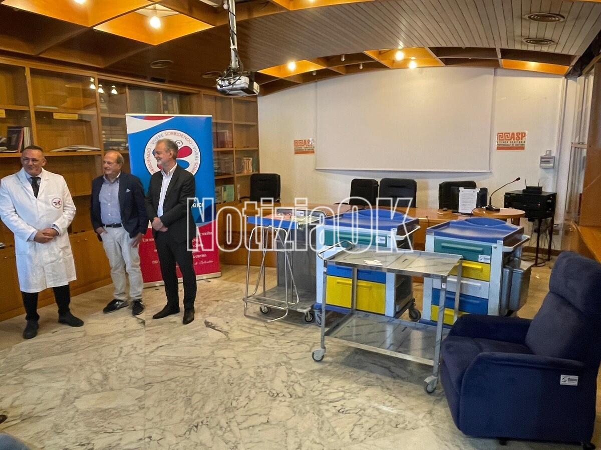 Crotone - Una donazione per il reparto di Oncologia ma "serve più attenzione per il reparto" - Giovanni Marsala, G
iuseppe Sirianni, Antonio Brambilla