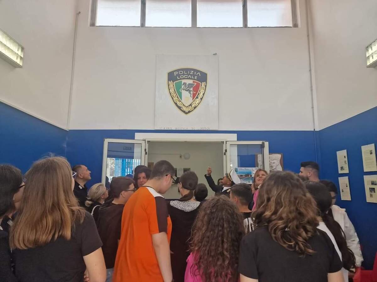Isola di Capo Rizzuto, dai ragazzi un dipinto a mano con il gonfalone della Polizia Municipale - 