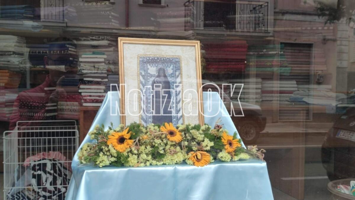 Crotone - Torna Vetrine in Fiore, l'omaggio dei commercianti a Maria di Capocolonna - 