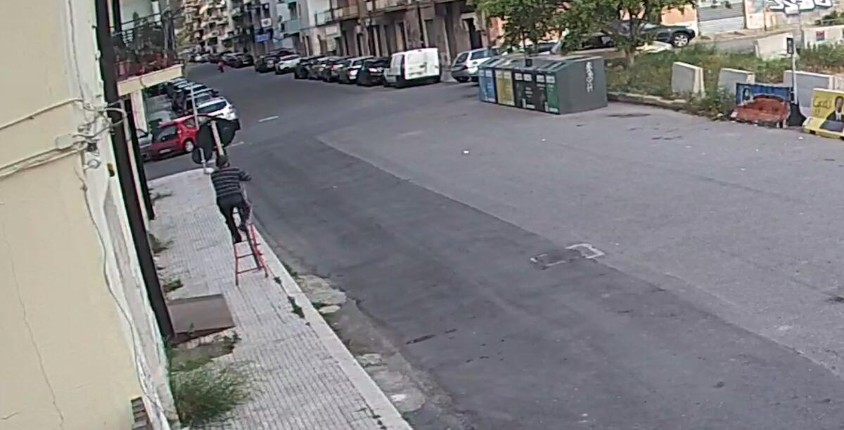 Crotone, sottraggono cartelli stradali in via Torino: due soggetti deferiti - 