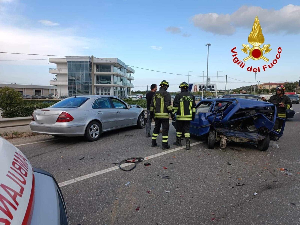 Grave incidente lungo la S.S. 107: strada chiusa, intervento dei Vigili del Fuoco - 