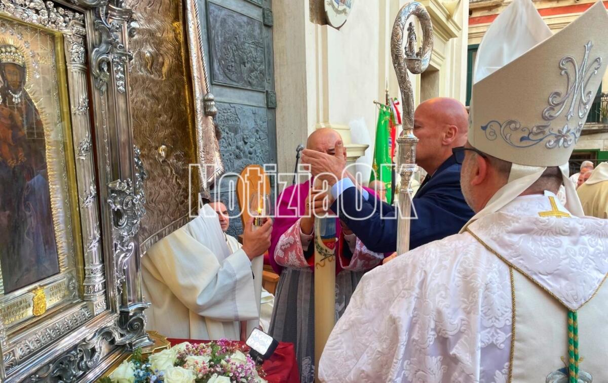 Acceso il cero votivo alla Madonna di Capo Colonna, il Vescovo chiama alla responsabilità: "I segni del neo paganesimo sono già in giro" - 