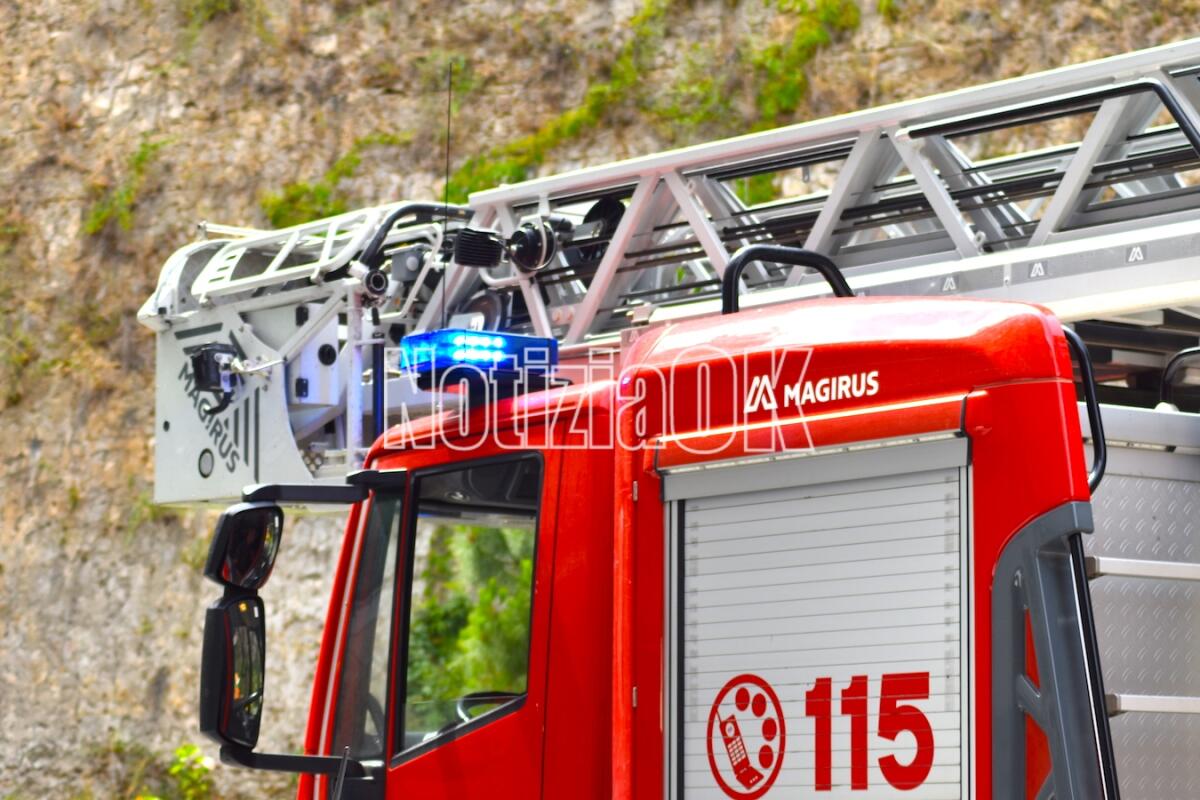 Veicolo in fiamme sull'A2 "Autostrada del Mediterraneo": traffico temporaneamente bloccato - 