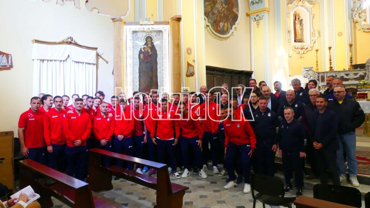 Crotone, la preghiera dei calciatori ai piedi della Madonna di Capo Colonna - 