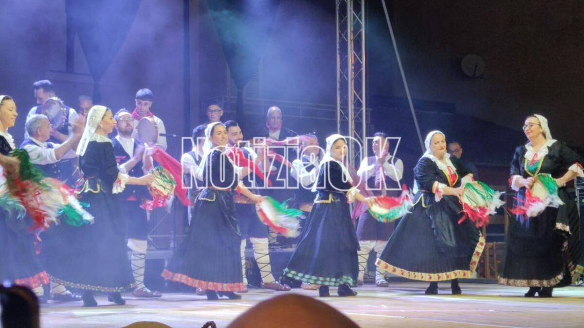 Isola di Capo Rizzuto, si balla in Piazza del Popolo con il Gruppo Folk "Magna Graecia" - 