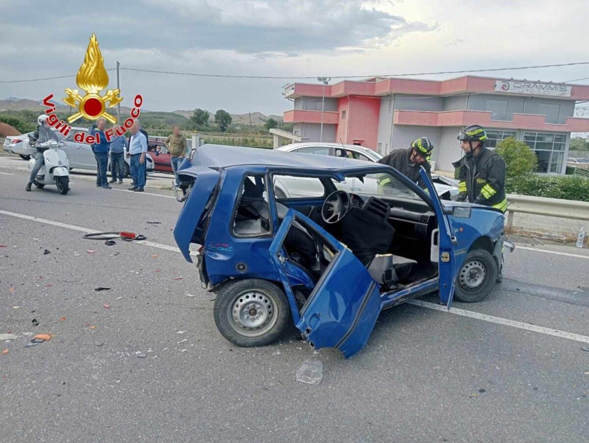 Incidente lungo la S.S. 107 "Silana Crotonese": strada chiusa, intervento dei Vigili del Fuoco - 