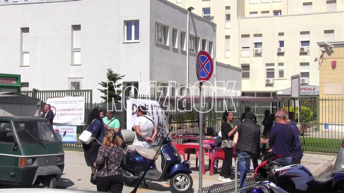 Crotone - Protestano i dializzati, mancano medici in reparto - 
