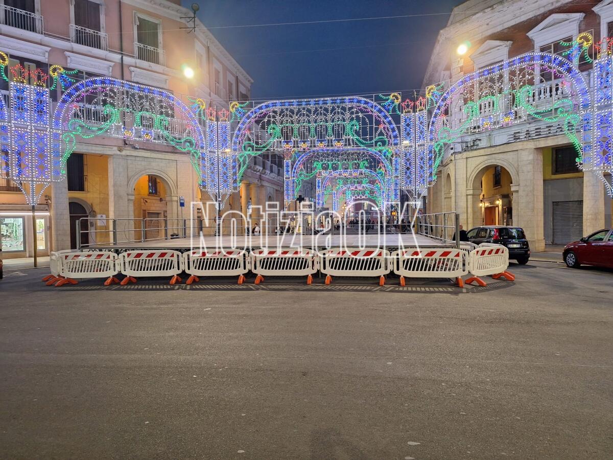 Crotone - In allestimento il palco per il concerto di Arisa - 