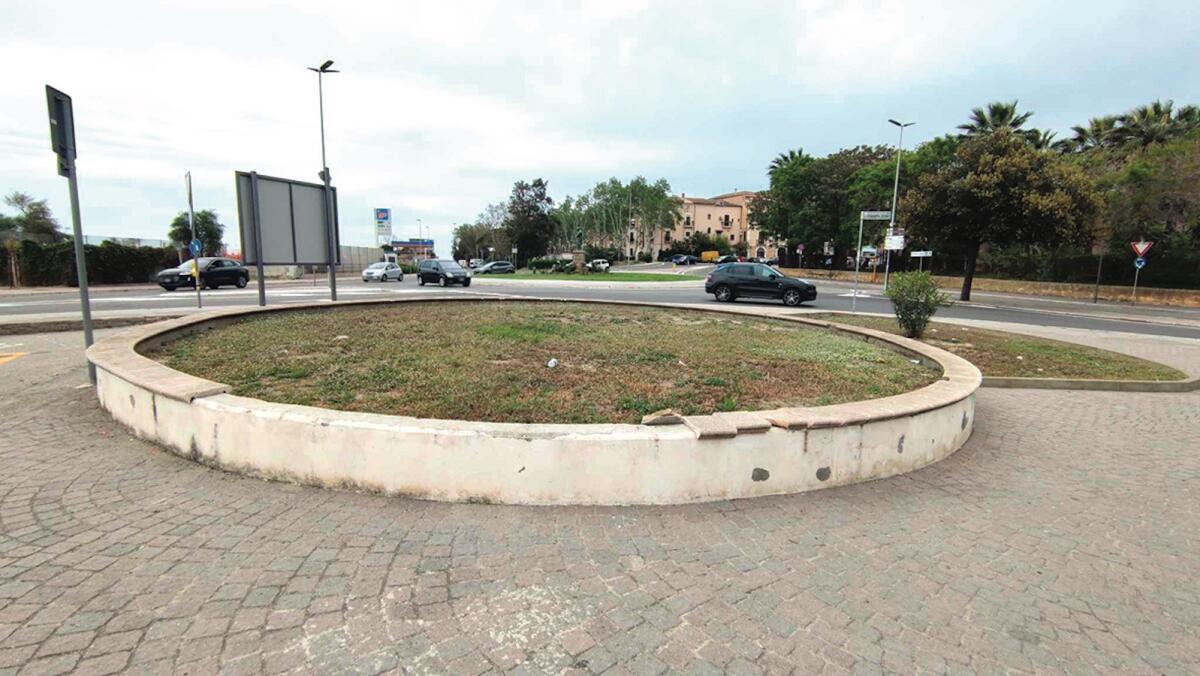 Nei quartieri di Crotone: è caccia alla mattonella, Piazzale Nettuno perde i pezzi - 