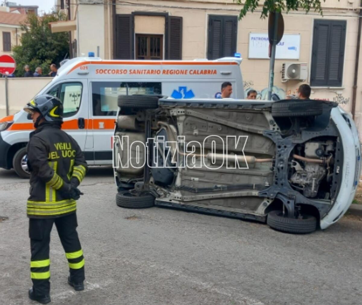 Crotone, incidente in centro: auto si ribalta, sul posto i Vigili del Fuoco - FOTO: Dionisio Gallo