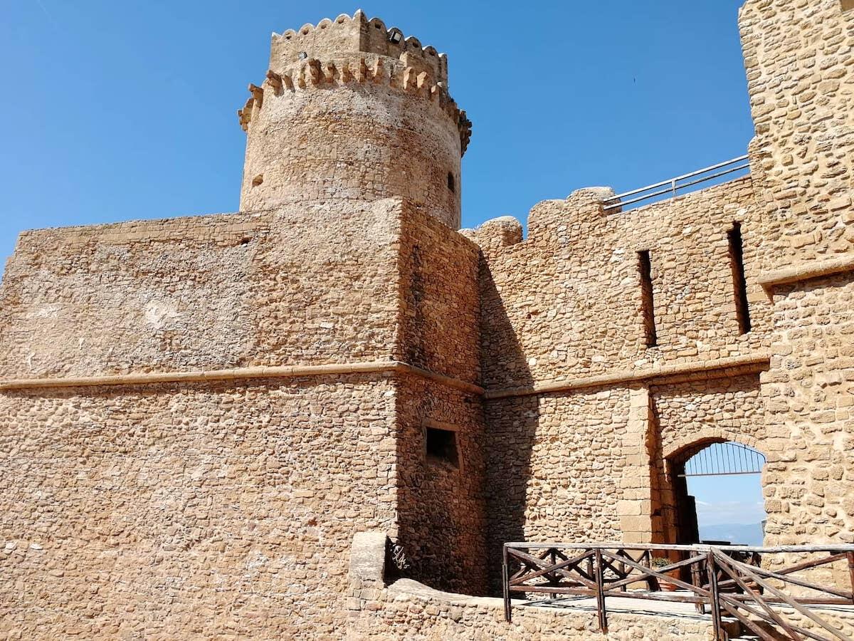Riprese di "Sandokan", ingresso al Castello Aragonese interdetto dal 20 al 27 maggio - 