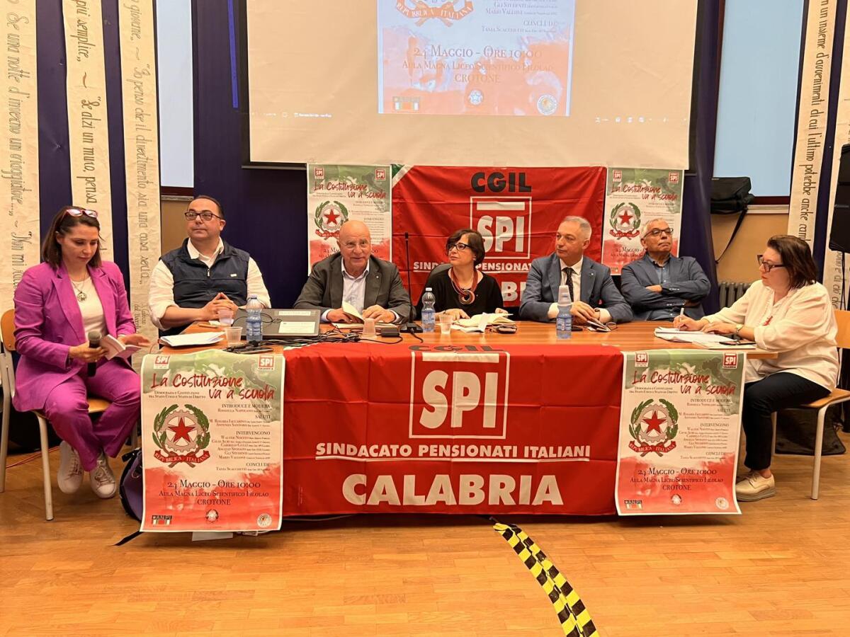 Crotone - Studenti a lezione di Costituzione con il Sindacato dei Pensionati - 