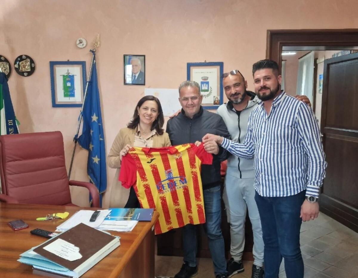 GDS Isola Capo Rizzuto: salvezza raggiunta, maglia donata al sindaco Vittimberga e all'assessore Muto - 