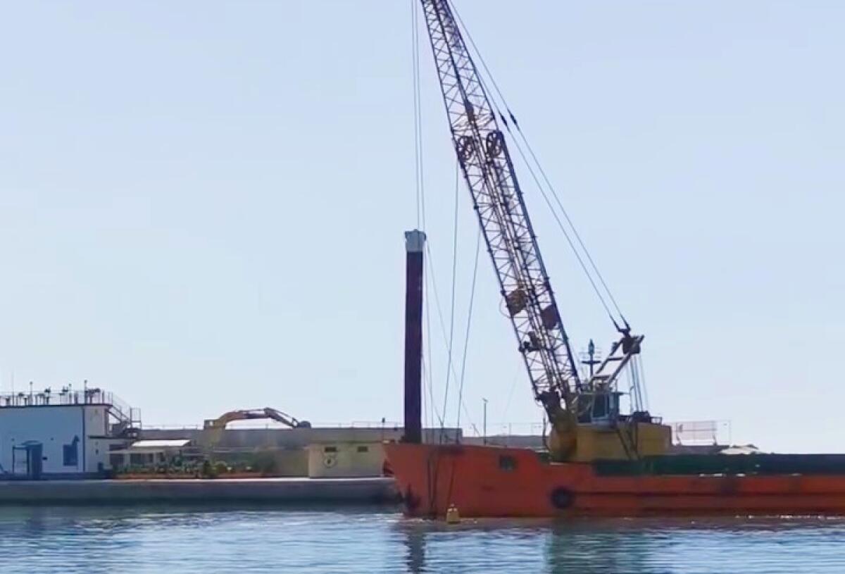 Crotone - Un enorme braccio meccanico in mare: iniziate le operazioni di dragaggio - 