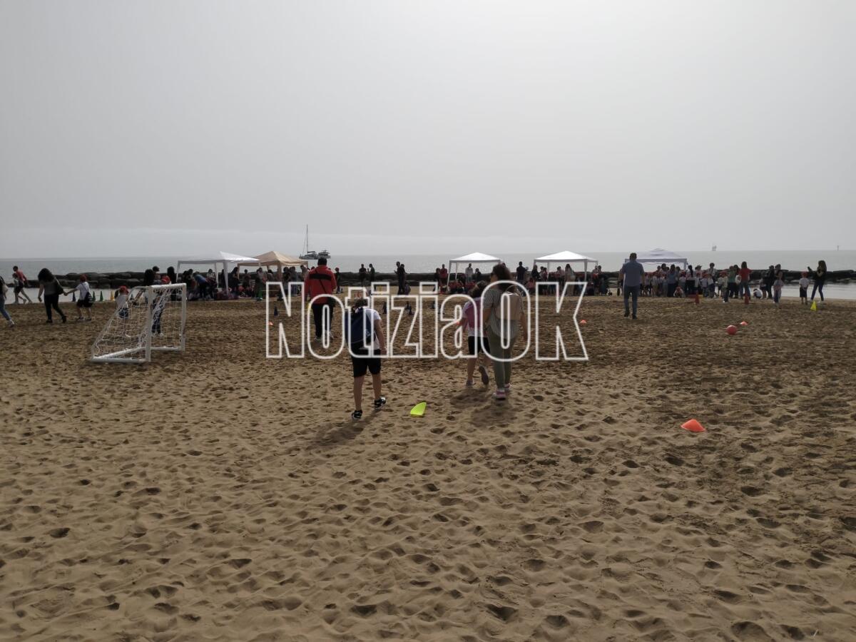 Crotone - Assaggio d'estate, i bimbi colorano la spiaggia con lo sport - 
