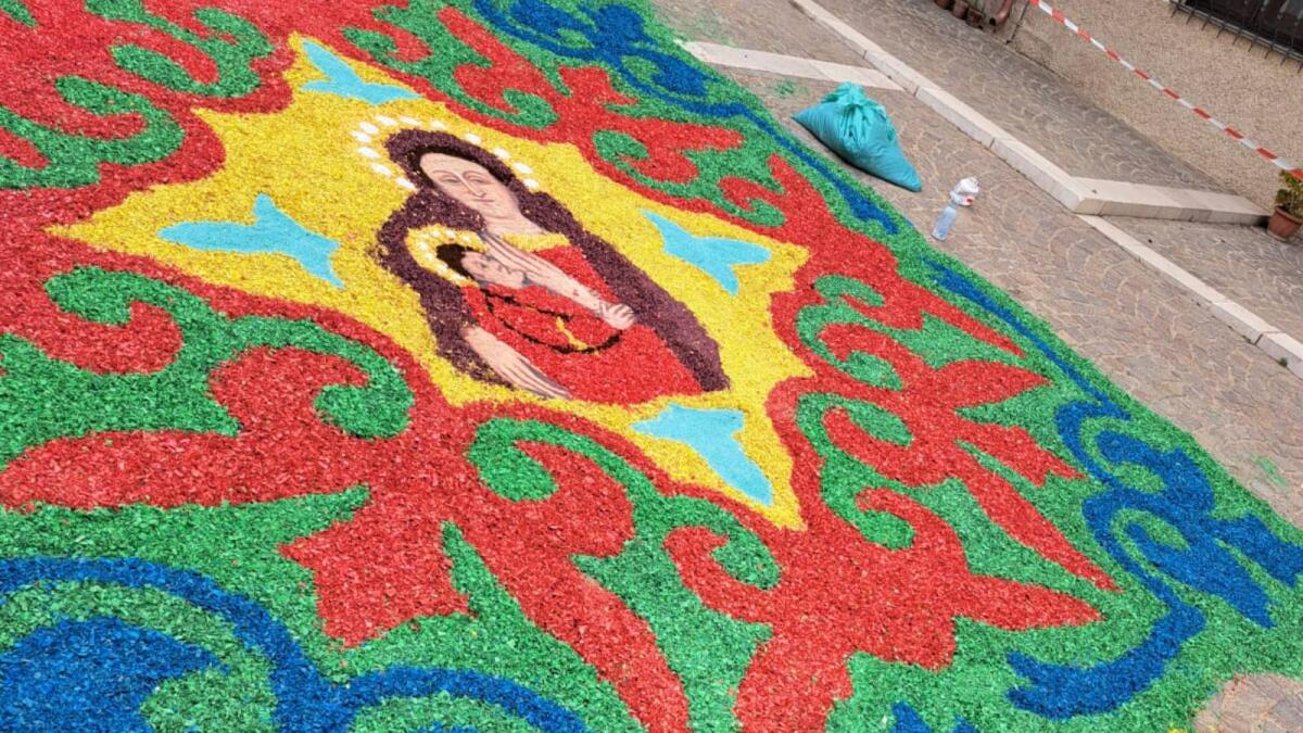 Crotone - L'infiorata dei ragazzi del Liceo Artistico illuminerà il pellegrinaggio - 