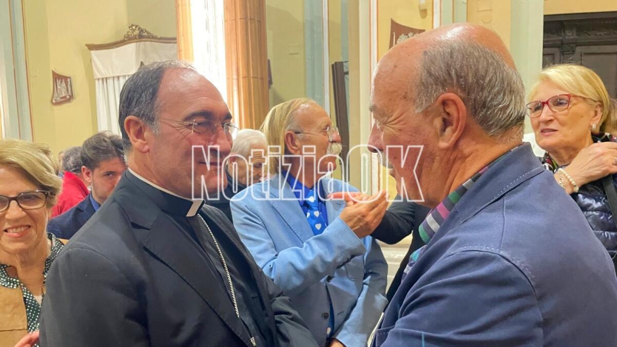 Crotone - L'abbraccio dei parrocchiani a Don Serafino Parisi, "testimone di gioia" - 