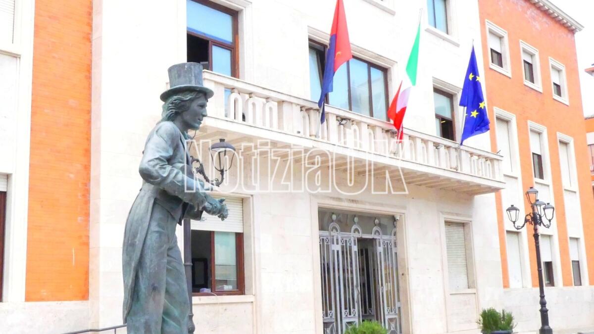 Crotone - Rino Gaetano trasloca al Comune, in attesa della nuova piscina Coni (FOTO) - 