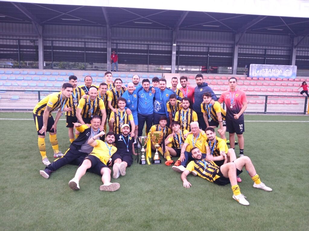 Il gruppo di stringe intorno al trofeo