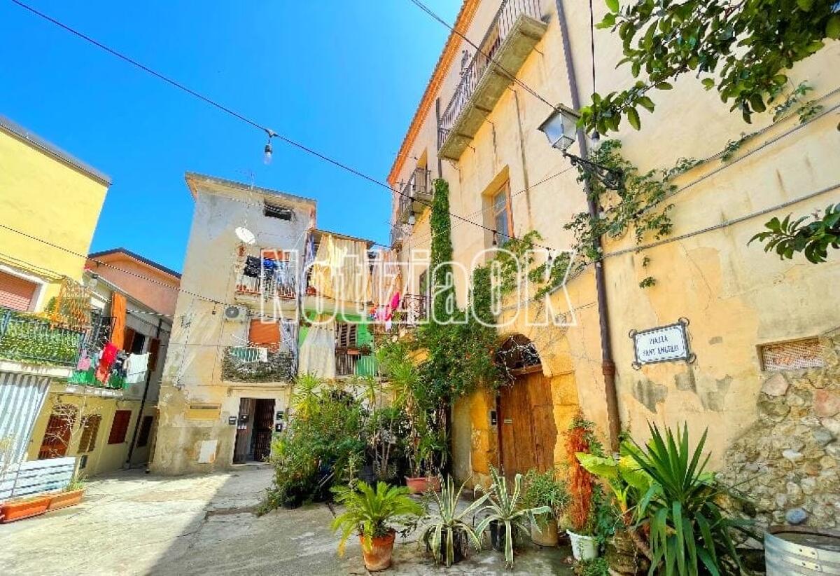 Uno sguardo sul centro storico: i colori di Piazza Sant'Angelo - 
