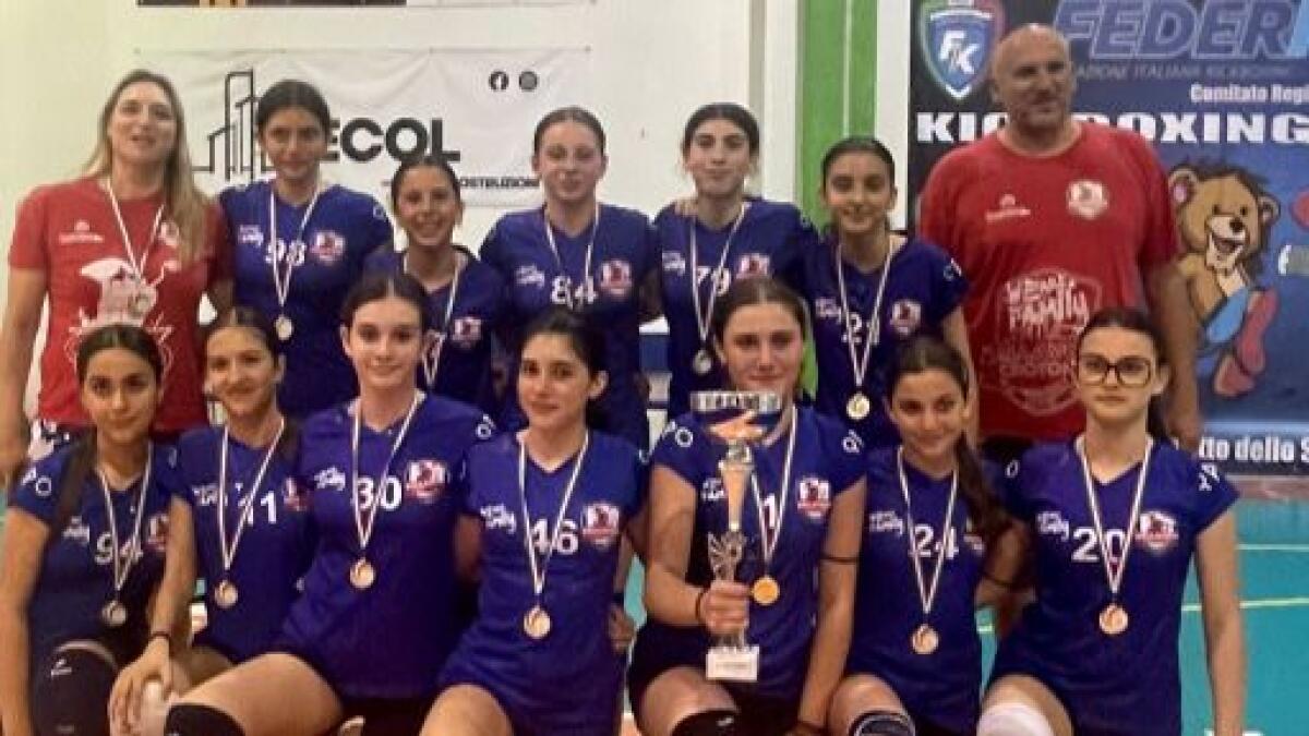 Pallavolo - Le sirenette crotonesi under 13 campionesse regionali - 
