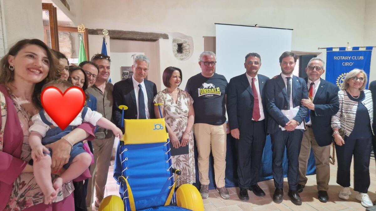 Cirò: il Rotary dona una sedia da mare per i diversamente abili - 