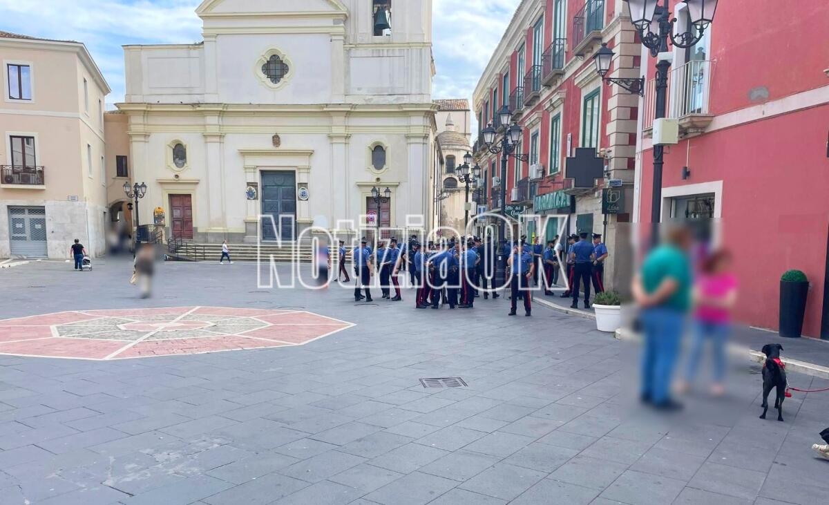 Crotone - Oggi lo schieramento dei carabinieri davanti al Duomo - 