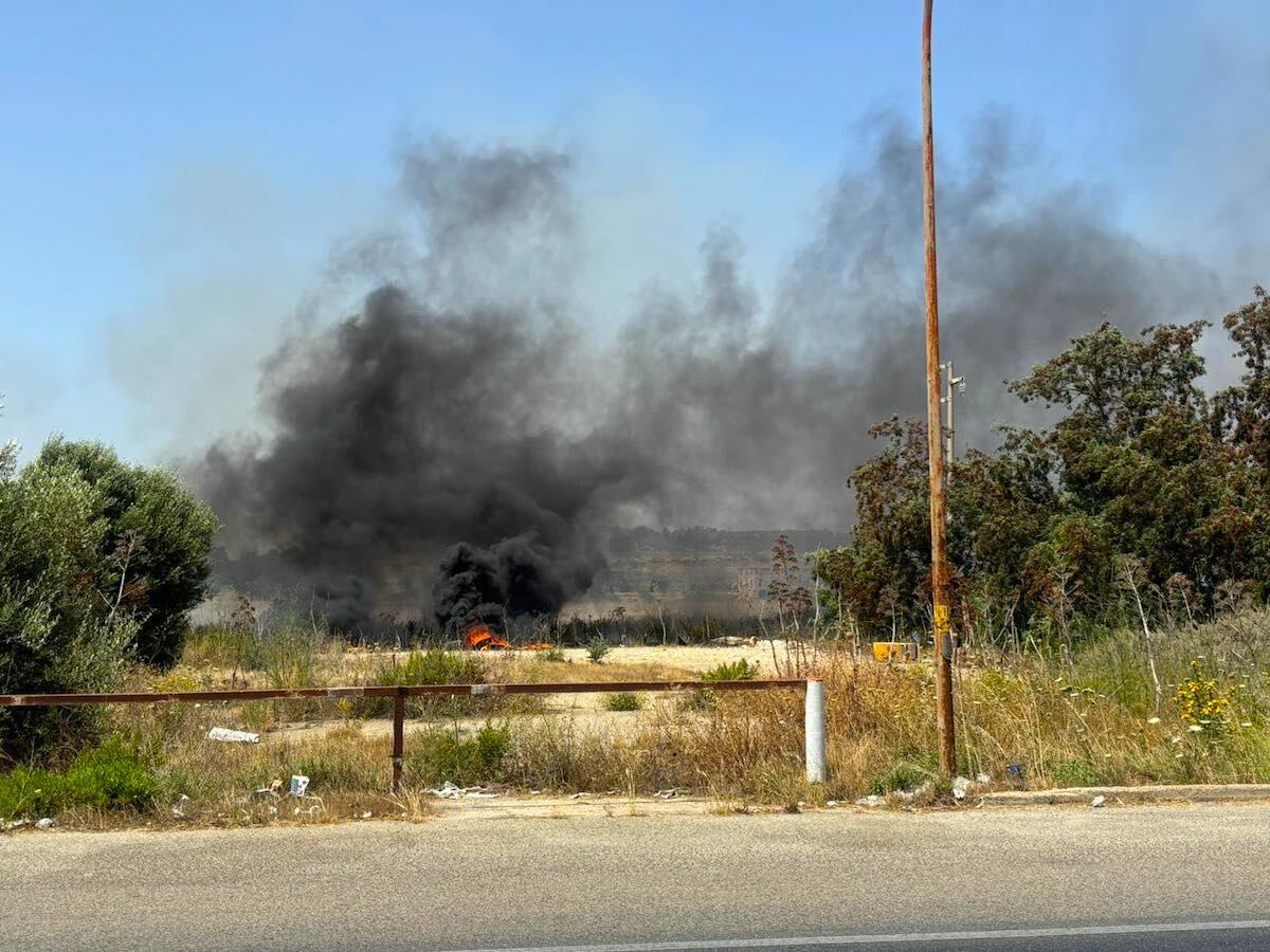 Crotone - Primi incendi estivi: va a fuoco la zona delle ex fabbriche - 