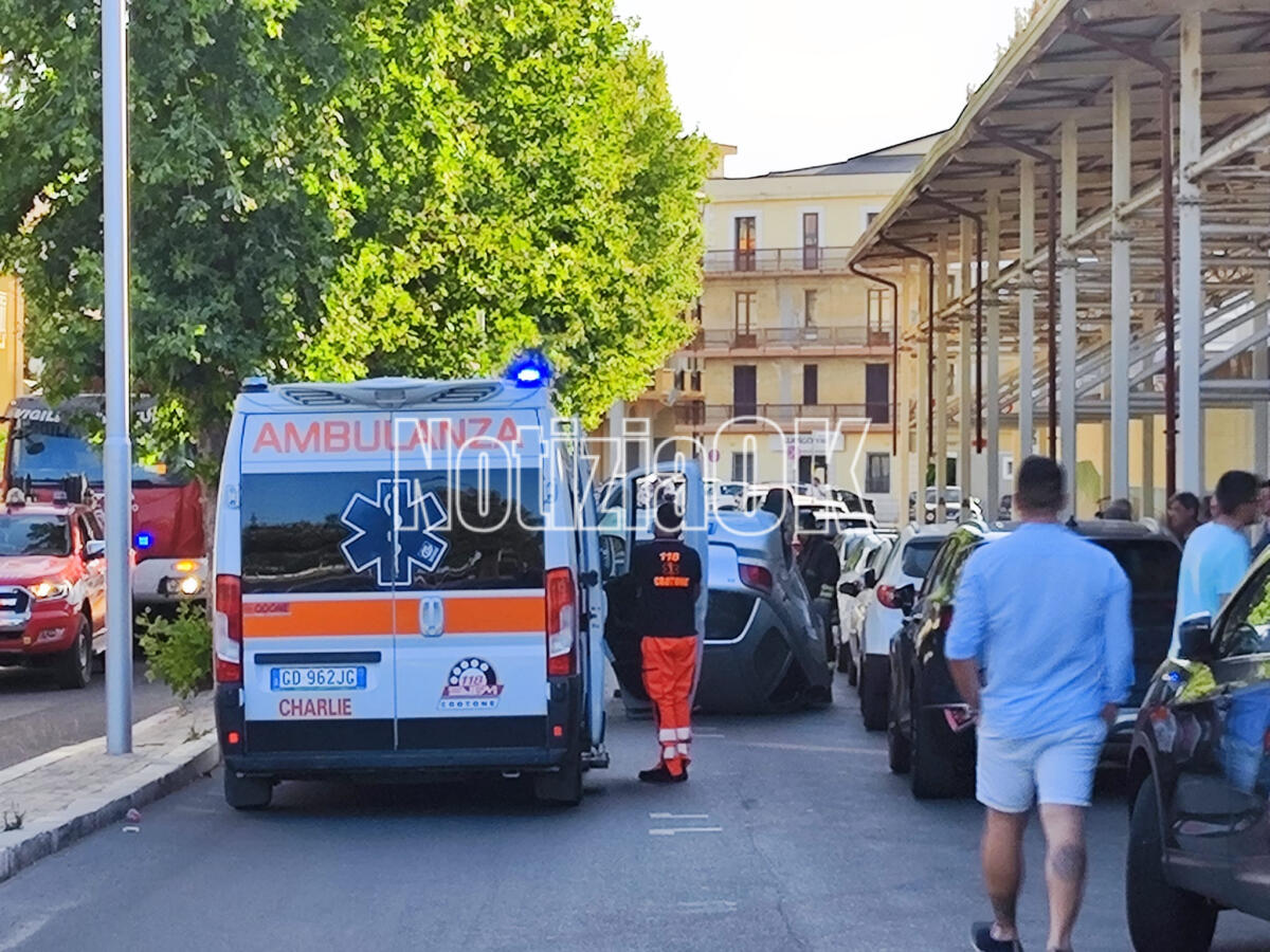 Crotone - Auto si ribalta in pieno centro - 