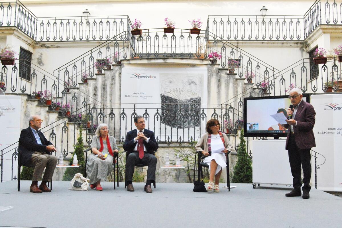 Premio Sila ‘49: vince Viola Ardone, riconoscimento alla poetessa Vivian Lamarque - 