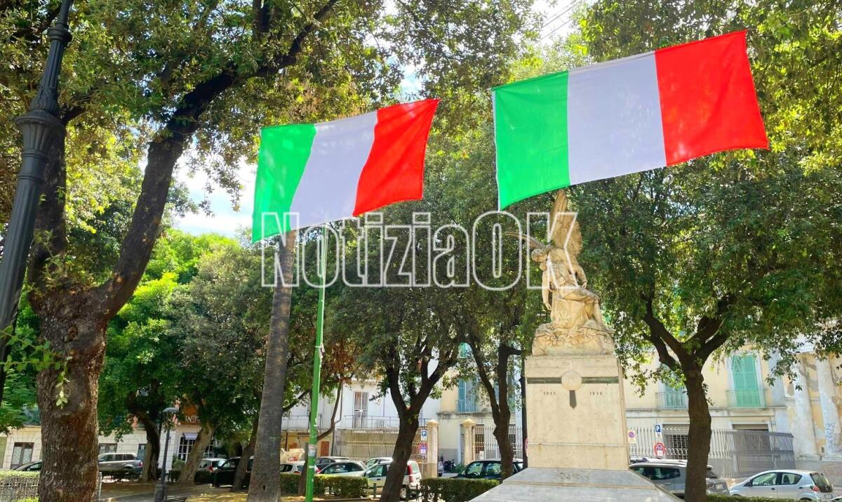 Crotone - In Piazza Umberto I i preparativi per la festa della Repubblica - 