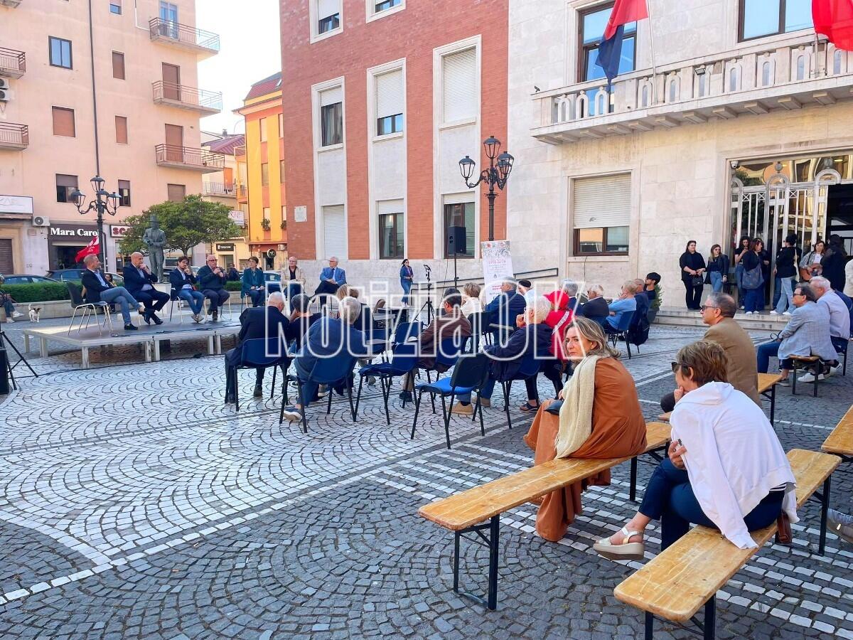 La Camera del lavoro di Crotone ha compiuto 110 anni: in piazza i salari a rischio - 
