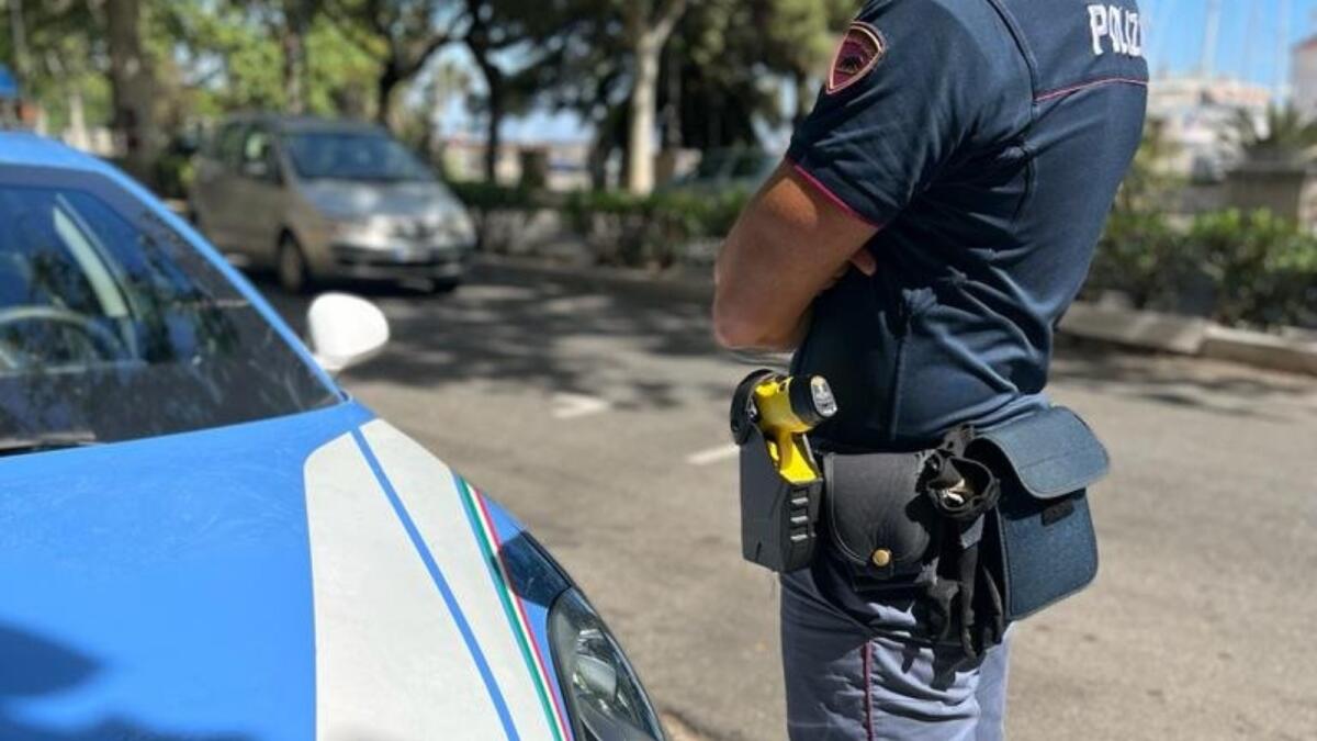 Crotone - Aggressione ai poliziotti, Siulp: «Il taser si dimostra efficace» - 