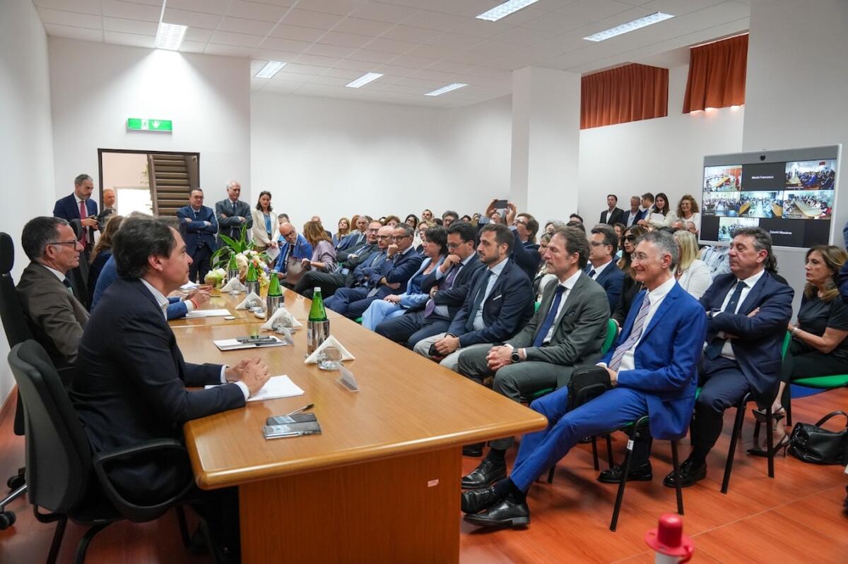 Un segno di solidarità. L'albero dei sorrisi dona quattro carrozzine all'Inps - 