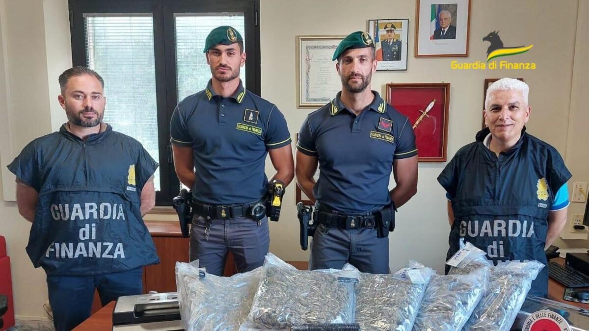 Fermato per traffico di droga, stupefacenti in auto e in casa - 