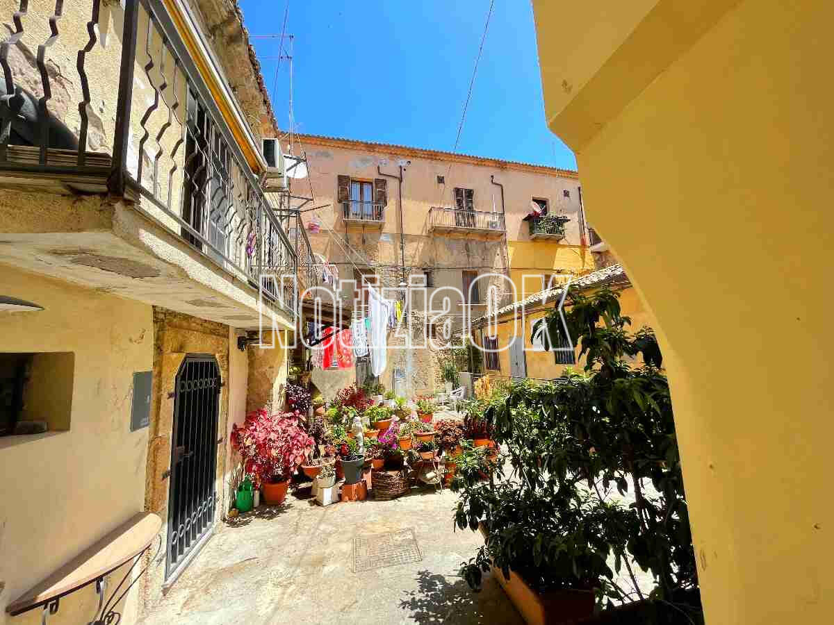 Uno sguardo sul centro storico: Piazza Timeo - 