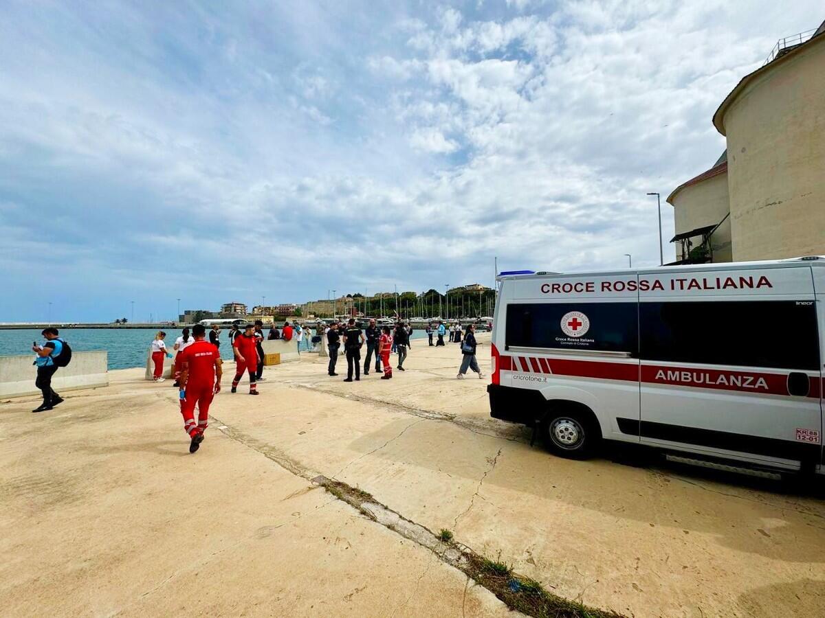 Sbarco a Crotone: accolto un bimbo di tre mesi - 