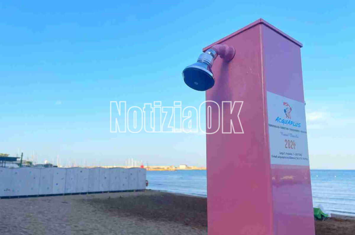 Crotone - Nuove docce colorate sul lungomare - 
