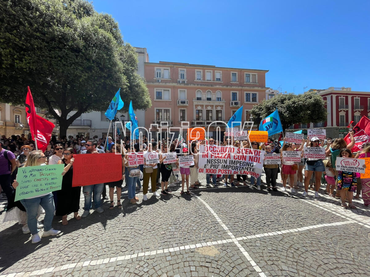 Crotone - I dipendenti Abramo in piazza, e i parlamentari calabresi sono assenti: letti i loro nomi - 