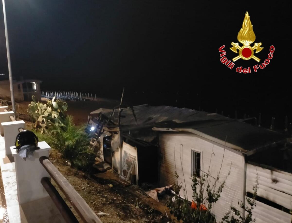 Ancora fiamme ad Isola di Capo Rizzuto, colpita un'altra attività - 