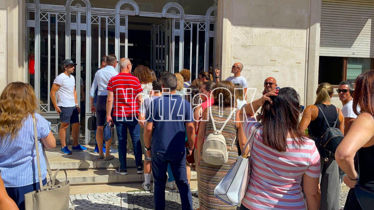 Adesso la città è con i dipendenti Abramo, negozi chiusi e cittadini in piazza - 